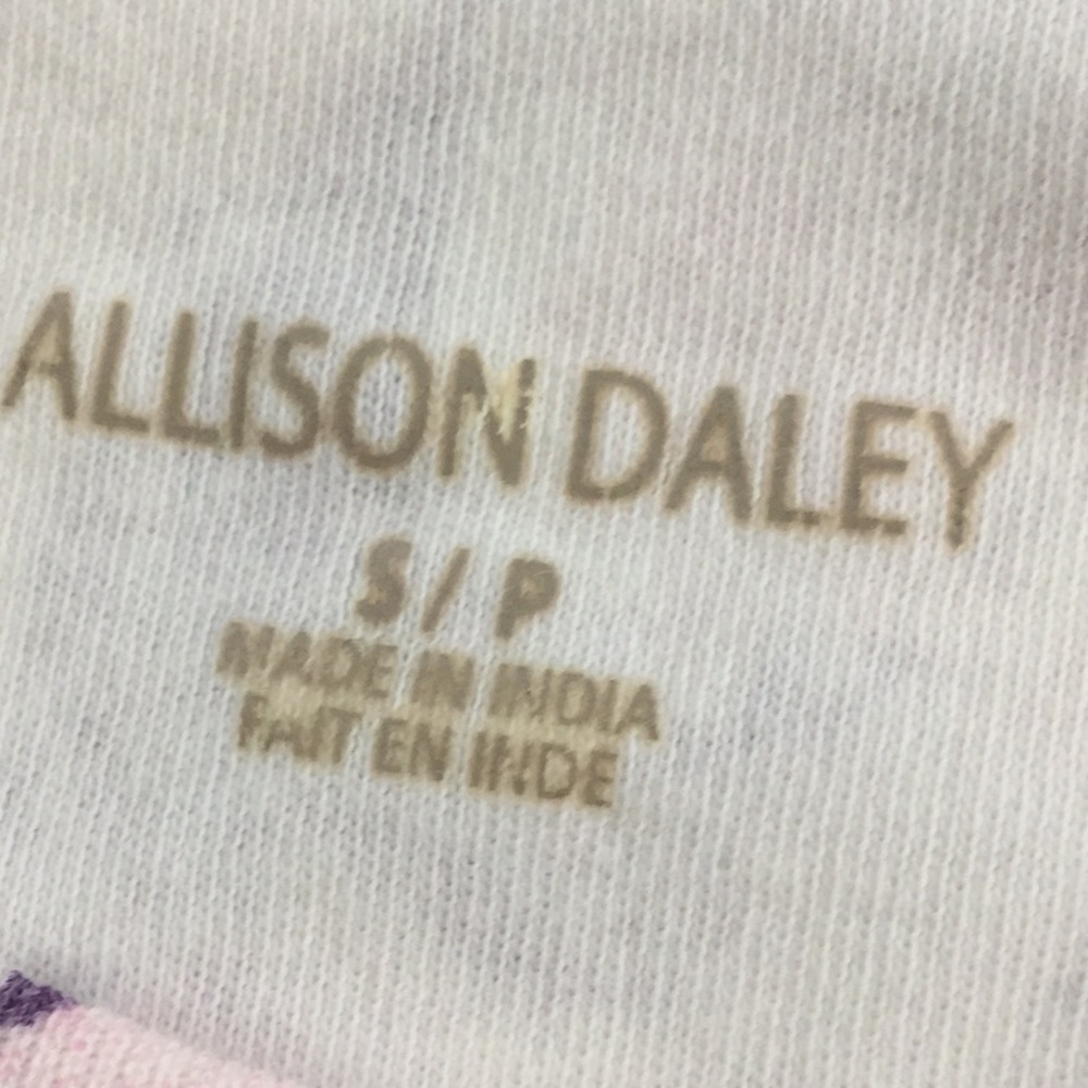 Alison Daley colorful t-shirt - Picture 3 of 5